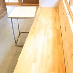 ロッカ&フレンズ クレープリー - イートインスペースはこのベンチのみ