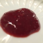 焼肉・冷麺 二郎 - ルビー色に輝くラズベリーソース