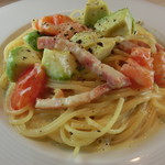 ベーコンとアボカド・フレッシュトマトのスパゲッティ　カルボナーラ