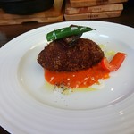 ワイン食堂 cor. - 今日の日替わりランチ(税込９５０円)は真ん丸メンチカツ。下のソースは何かな。