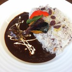 ワイン食堂 cor. - cor特製ワインカレー ９５０円(税込)　１５穀米は大盛無料。ご飯の上にはレーズンと素揚げされた赤パプリカ、かぼちゃ、オクラ、さつまいも？お肉は１個。