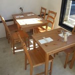ワイン食堂 cor. - １階はこんなナチュラルなテーブル席とオープンキッチンなカウンター席。