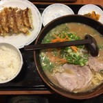 古潭 - 016年12月01日  ぎょうざ定食（しょうゆ）910円 ＋ 麺大盛り（1玉）150円