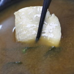 丸万屋 - みそ汁に入った魚の身