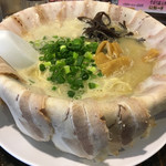 Jagena Tatsunoten - 爆盛りチャーシュー麺 918円
                        丼の周りに隙間なくバラ肉チャーシューがのっています