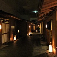 京都 つる家 - 入口を入ると、離れの様な お部屋が 広い通路の両側に続いています。