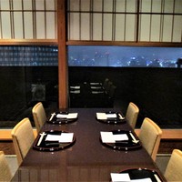 京都 つる家 - 本日は 6人 掛けのテーブル席でコース料理を頂きます。