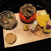 京都 つる家 - 先付：海鼠酢、零余子石垣寄せ、柿と海月の胡麻クリーム和え、助子水晶寄せ、慈姑オランダ煮、紅葉玉子、丸十と紫芋茶巾絞り。本日は大切なお客様でしたので お料理の写真はこの一枚だけです。
