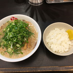 ますたにラーメン - チャーシューねぎ10秒＋半盛り