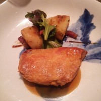 横濱元町 霧笛楼 - スペイン・カタルーニャ産　プーレ・ジョンヌ（若鶏のもも肉）　黒胡椒のソース　ポテトのリヨネーズ風とＬＥＤ横浜菜園サラダ添え