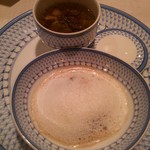 国産・牛肉と根菜類のポトフ仕立て　茸のブルーテとそのソテー　白トリュフ油の風味　泡雪見立てと共に