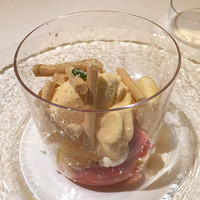 メイ - 【デザート】苺とバナナとホワイトチョコレートのエスプーマ バニラアイスと一緒に