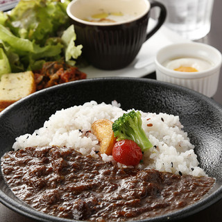 癖になる濃厚な味わい「こだわりカレー」（ランチ）