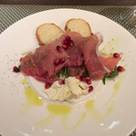 創作イタリアン Gemelli - 生ハムブルサンチーズザクロの盛り合わせ。ザクロがルビーみたい。視覚からも楽しめる一品