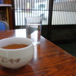 桜味 - お茶は玉葱の皮（乾燥）かな～お冷も同時に提供されます（＾＾）