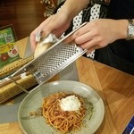 Itarianizakayadaininguandofamusu - 三種のチーズのミートソースパスタの後かけチーズ