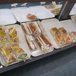 ル・シャン・ベール - 工場から運ばれて来たパンは並ぶとすぐ無くなっちゃうみたい・・・・