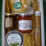 Karuizawa Farmer's Gift - 箱を開けると、私の好きな品々が・・
      「パスタ」「パスタソース」「野沢菜昆布」「胡瓜などの味噌漬け」「胡麻ドレッシング」が入っていました。