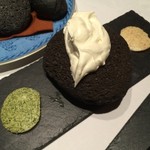 現代ガストロノミー 四匹の猫 - バジルバター、ホイップバター、玉葱とスパイスのバター