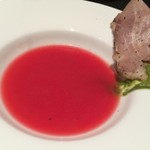 現代ガストロノミー 四匹の猫 - 発酵ビーツ