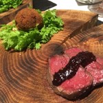 現代ガストロノミー 四匹の猫 - 発酵カシス：蝦夷鹿のローストと鹿すじ肉のメンチカツ