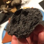 現代ガストロノミー 四匹の猫 - 黒ゴマ竹炭パン