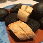 現代ガストロノミー 四匹の猫 - バゲットと黒ゴマ竹炭パン