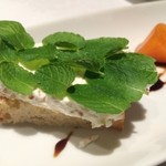 現代ガストロノミー 四匹の猫 - 発酵ケーキ