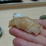 寿司割烹 魚紋 - 鮃昆布〆。リフト(^-^)/
      