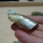 寿司割烹 魚紋 - スタンダードのシャリの小鰭。リフト(^-^)/