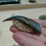 寿司割烹 魚紋 - 赤酢シャリ小鰭。リフト(^-^)/