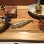 板前心 菊うら - 菊子の天ぷら、クリームチーズと酒盗、公魚の南蛮漬け、あん肝、蓮根チップス