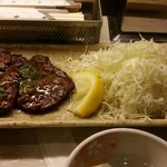 釧路食堂 - 薄切りの厚切り牛タン。