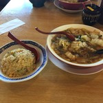 彩華ラーメン  - 彩華ラーメン (小) と チャーハン (小)