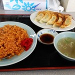 チュー - チキンライスとギョーザ。