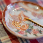 Bien - 古伊万里（こいまり）の小皿（こざら）に黑文字（くろもじ）