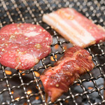 焼肉 三千里 - 2016.12 ガスロースターでタン塩、ハラミ、豚カルビを焼いています