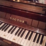 Bistrot Ami - ご存知ですか「ビクター」のピアノです。年代物ですが、手入れをしているので、いい音します。