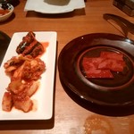 華火 - キムチの盛り合わせと上レバー1800円？←本当にうまい！