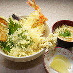 冨士屋 - 天丼、味噌汁750円ボリュームたっぷり。