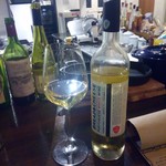 ワイン食堂 cor. - 白ワインはブレッド＆チーズ ７０２円(税込)  ポルトガルのワインで飲んだ後の余韻が長いとのこと。