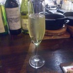 ワイン食堂 cor. - フランチェコルタブルット ８４２円(税込なら) シャンパーニュと同じ製法で作り、シャンパーニュより長い最低２５ヶ月瓶内発酵をさせるスパークリングワインなので、泡がきめ細かいとのこと。