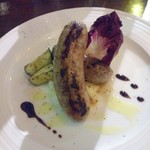 ワイン食堂 cor. - 自家製ソーセージ２種 ９９３円(税込) オレンジピールとディル入りの粗挽きソーセージとちょい辛チョリソー。マッシュポテトを下敷きに。