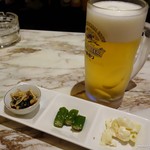 Hato - 2016年9月　生ビールとお通しは3種。カウンターです。