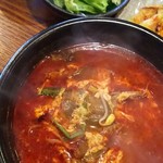 韓国料理 満月 - (2016年11月　訪問)ユッケジャンランチ、850円。熱々って程では無いが味は悪くない。