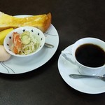 Kissa Kosumosu - ブレンドコーヒー（430円）とモーニング（トースト、サラダ、ゆで卵、フルーツ（バナナ））