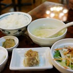氷花餃子 - ランチメニューはご飯・漬物・点心・サラダ・スープ・デザート付き（ご飯・スープお替り自由）