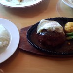 ダイニングキッチン たう゛ぇるね - ハンバーグランチ（980円）ライスはおかわり自由です