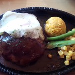 ダイニングキッチン たう゛ぇるね - 濃厚なデミグラスソースのハンバーグランチです