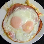 三河屋食堂 - ハムエッグ。この下にキャベツの千切りとマカロニサラダがタップリ。